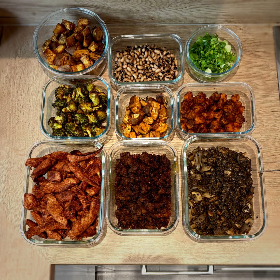 Meal-Prep-Boxen mit geröstetem Gemüse und Bohnen