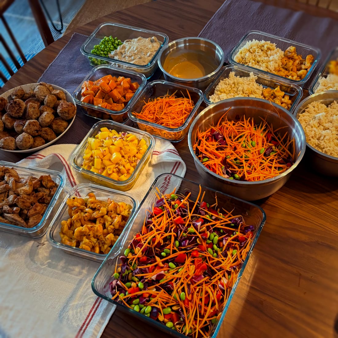 Geröstetes Gemüse und Bowls in Glasboxen