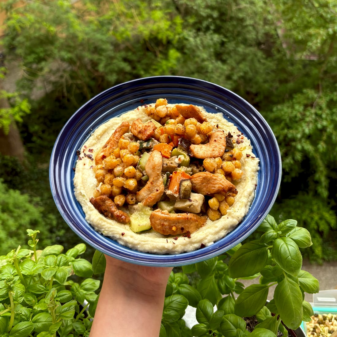 Bowl mit Hummus, Hähnchen und Kichererbsen