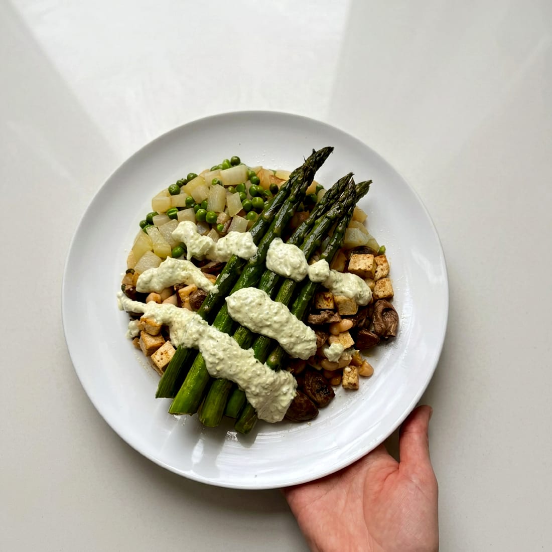 Spargelgericht mit cremiger Sauce
